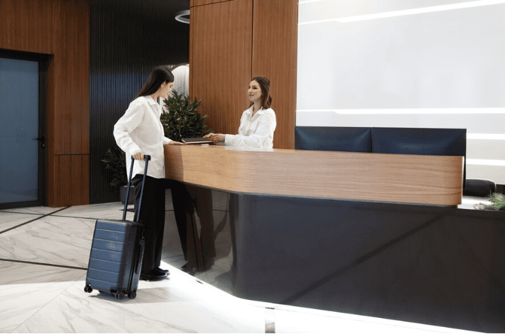 Mujer llega a la recepción de un hotel