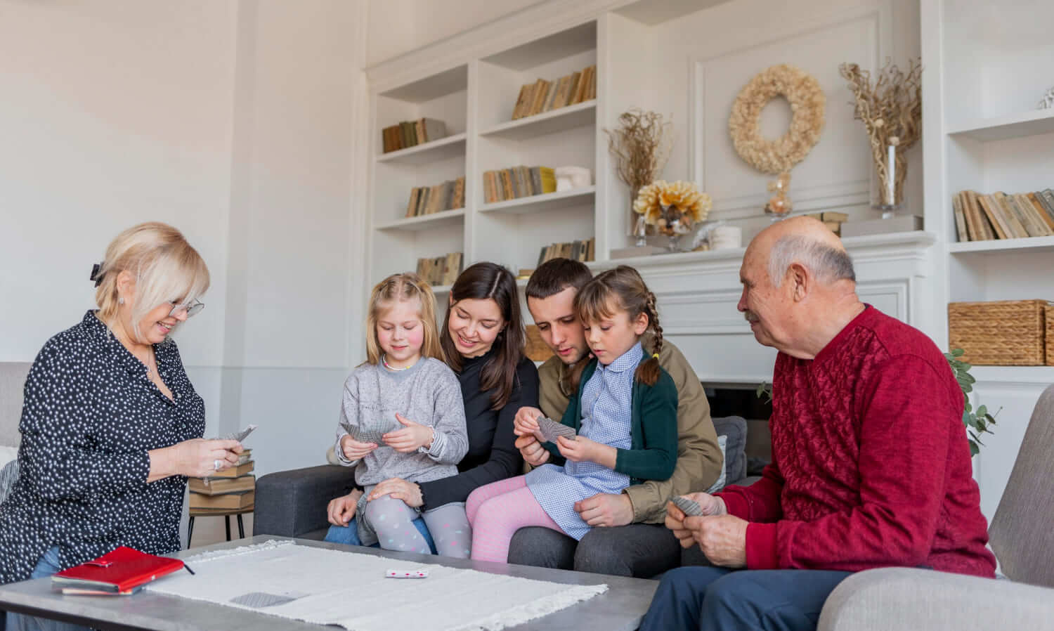 Deducción fiscal de hasta 2.550€ por convivir con mayores de 75 años